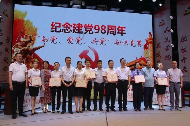 村民家电表起火发生火灾，女子在废墟上嚎啕大哭