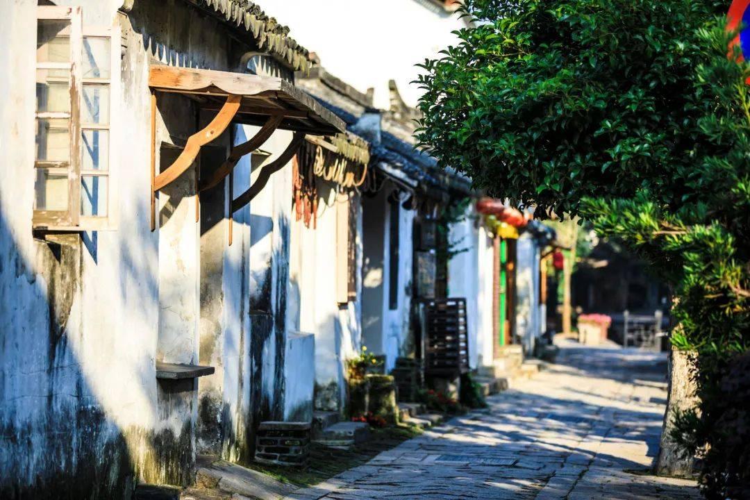 成都一家餐馆推出999元全年免费吃火锅活动，为何引来“圈钱跑路”的质疑