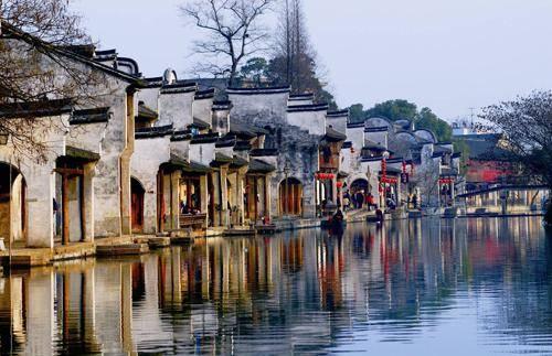 路牌铁杆占道 市民盼望挪挪